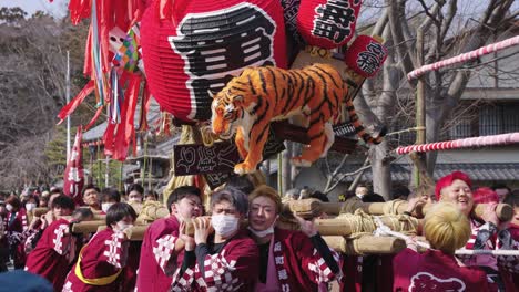 Los-Japoneses-Locales-De-Omihachiman-Llevan-Una-Carroza-Del-Desfile-Del-Año-Del-Tigre