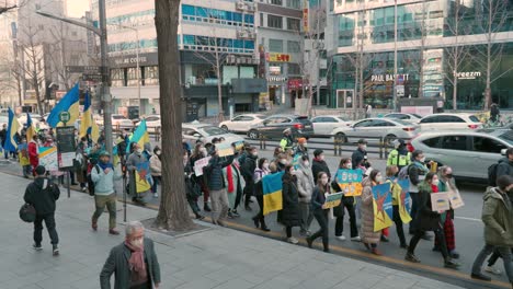 Ukrainer-Aus-Seoul-Protestieren-Auf-Einem-Protestmarsch-Zur-Russischen-Botschaft,-Um-Die-Ukraine-Zu-Unterstützen