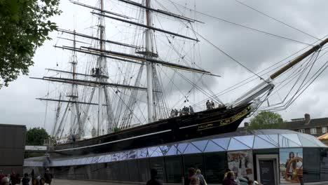 Blick-Auf-Den-Vorderen-Bug-Und-Die-Steuerbordseite-Des-Clipper-Schiffes-Cutty-Sark-An-Einem-Bewölkten-Tag-In-Greenwich