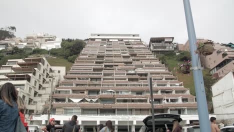 Turistas-Caminando-Por-Una-Arquitectura-Pintoresca-Y-única-En-Viña-Del-Mar,-Chile---Tiro-Inclinado-Hacia-Arriba