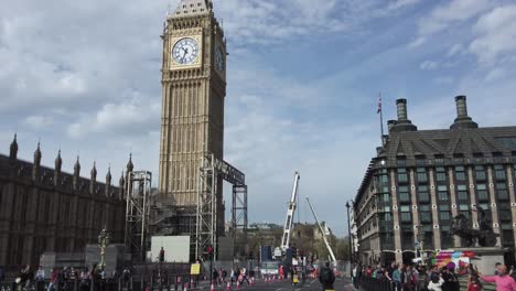 Vista-Desde-El-Puente-De-Westminster-Bloqueado-Que-Muestra-Grúas-Móviles-Trabajando-Junto-A-La-Torre-Del-Reloj-Big-Ben-Restaurada