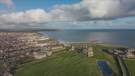 Whitby-North-York-Moors-Heritage-Costa-Sobrevuelo-De-Abbey-Hacia-Iglesia-Y-Promontorio-Mavic-3-Cine-Prores-Clip-5