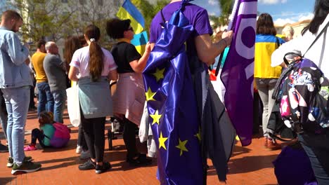 Panorámica-En-Cámara-Lenta-Sobre-Un-Hombre-Que-Llevaba-La-Bandera-De-La-UE-En-La-Espalda-Durante-Las-Protestas-Contra-La-Guerra