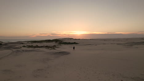 Una-Mujer-Caminando-En-Un-Trozo-De-Arena-En-Anna-Bay,-Australia