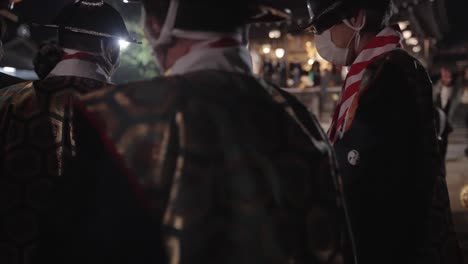 Procesión-De-Sacerdotes-Por-La-Noche-En-El-Festival-Hachiman-Matsuri