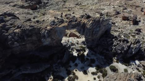 Drohnenaufnahme-Aus-Der-Vogelperspektive-Vom-Cederberg-In-Der-Nähe-Von-Kapstadt---Drohne-Fliegt-über-Einem-Natürlichen-Felsbogen