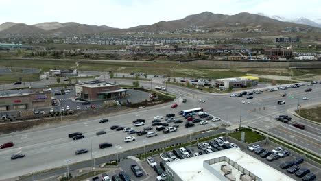 Una-Concurrida-Intersección-Cerca-De-Traverse-Mountain-Y-Silicon-Laderas-En-Lehi,-Utah-Con-Viviendas-En-Las-Estribaciones