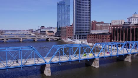 Blue-Bridge-Und-Amway-Grand-Hotel-In-Grand-Rapids,-Vorwärtsantenne