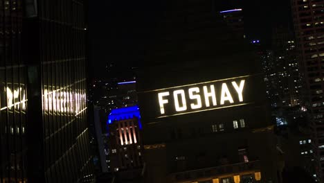 Antena-Cinematográfica,-Torre-Foshay-En-El-Centro-De-Minneapolis-Por-La-Noche