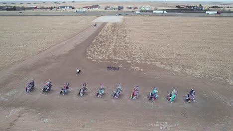 Luftaufnahme-Der-Cadillac-Ranch,-Farbenfrohe-Kunstinstallation-An-Der-Historischen-Route-66-In-Der-Nähe-Von-Amarillo,-Texas,-USA,-Drohnenaufnahme