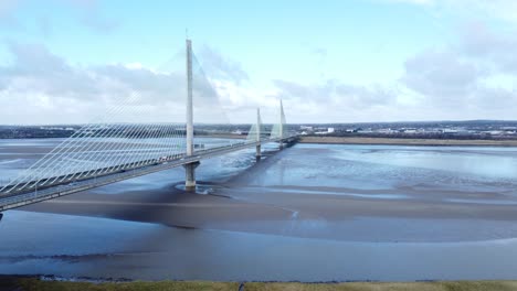 Mersey-Gateway-Wahrzeichen-Luftaufnahme-über-Der-Mautpflichtigen-Hängebrücke,-Die-Den-Fluss-überquert,-Weitwinkel-Abstiegsaufnahme