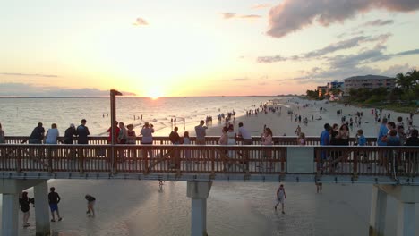 Gente-Abarrotada-En-El-Muelle-De-La-Playa-De-Fort-Myers-Mirando-Una-Hermosa-Puesta-De-Sol-Sobre-El-Océano