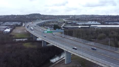 Vehículos-De-Tráfico-Que-Se-Mueven-A-Través-Del-Puente-Colgante-Ocupado-Autopista-Punto-De-Referencia-Vista-Aérea-Ascendente