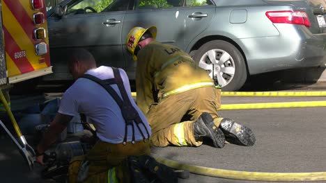 Bomberos-Limpiando-Equipo-De-Protección-En-La-Escena.