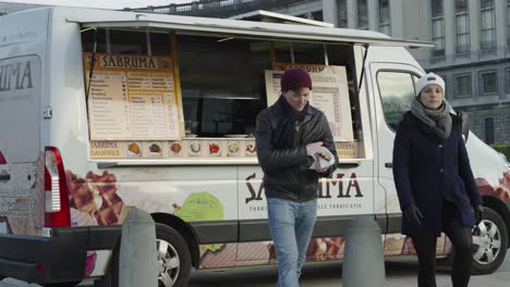 Der-Belgische-Waffel--Und-Eiswagen,-Imbisswagen,-Der-Heiße-Waffeln-Und-Eis-Im-Jubelpark-In-Brüssel,-Belgien,-Verkauft-–-Nahaufnahme