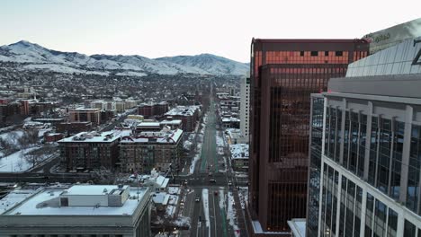 Vista-Aérea-Cerca-De-Los-Edificios-Sobre-La-Calle-North-Temple-En-El-Centro-De-Salt-Lake-City,-Utah---Movimiento-Hacia-Adelante