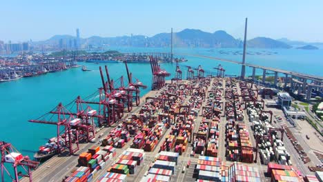 Luftaufnahme-Des-Hafenterminals-Von-Hongkong-Mit-Vor-Anker-Liegenden-Containerschiffen