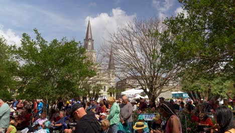 Multitud-Orando-En-Jackson-Square-Durante-El-Festival-Del-Barrio-Francés-De-Nueva-Orleans