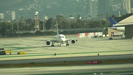 Flugzeug-Wird-Von-Einem-Schlepper-Am-Flughafen-Gezogen