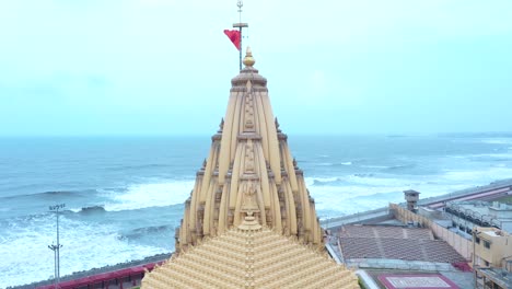 Luftaufnahme-Von-Somnath-Mandir-Mit-Dem-Arabischen-Meer-Im-Hintergrund-Bei-Sonnigem-Wetter