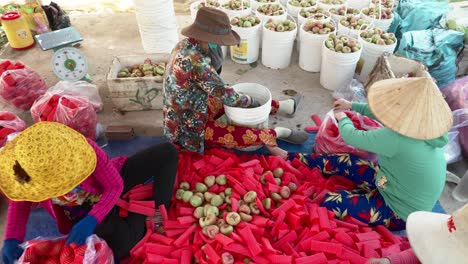 Vista-Superior-De-Una-Trabajadora-Empacando-Manzana-Rosa-En-La-Ciudad-De-Can-Tho