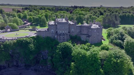 Reveladora-Foto-Del-Castillo-De-Culzean-Cerca-Del-Fiordo-De-Clyde,-Escocia,-Reino-Unido