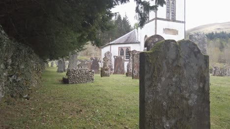 Un-Primer-Plano-De-Tumbas-En-La-Iglesia-De-Kilmorich,-Cairndow