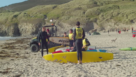 Los-Adolescentes-Se-Preparan-Con-Sus-Tablas-De-Surf-Para-Correr-Hacia-El-Mar-Con-Instrucciones-De-Su-Maestro-En-Perranporth-En-Cornwall.