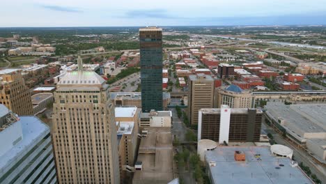 Vista-Aérea-Con-Vistas-A-Las-Calles-En-Medio-De-Un-Rascacielos-En-La-Ciudad-De-Oklahoma,-Ee.uu.---Inclinación,-Disparo-De-Drones