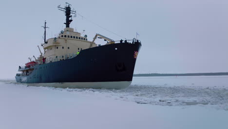 Un-Barco-Rompehielos-Navegando-Por-El-Golfo-Helado-De-Botnia---Toma-De-Retroceso