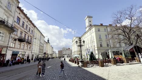 Pan-Von-Gebäuden-In-Lemberg,-Ukraine