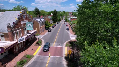 Aéreo-Por-El-Teatro-De-Trueque-Paso-Bajo-Por-La-Calle-En-Abingdon-Virginia-En-4k