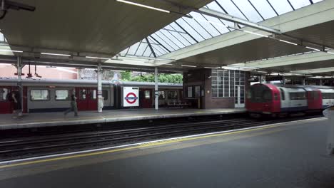 Vagones-De-Un-Tren-Que-Pasa-Cuando-Sale-De-La-Estación-De-Finchley-Road-A-Lo-Largo-De-La-Línea-Ferroviaria-Jubilee-En-El-Norte-De-Londres,-Inglaterra,-Reino-Unido