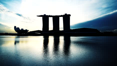 Silhouette-Des-MBS-Hotel-Und-Kunstwissenschaftsmuseums-In-Singapur