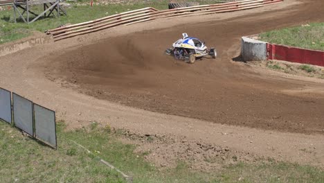 Competencia-De-Buggy-En-Una-Pista-De-Grava,-Luchando-Por-El-Primer-Lugar-Participando-En-La-Competencia