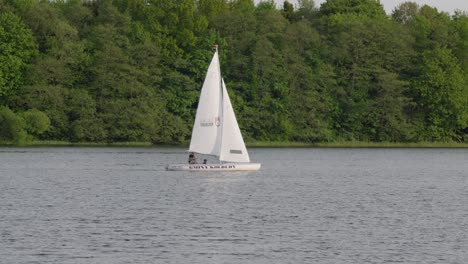 Yate-Omega-Navegando-En-El-Parque-Paisajístico-Del-Lago-Kolbudy-En-El-Voivodato-De-Pomerania