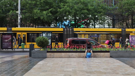 El-Tranvía-Amarillo-Sale-De-La-Plaza-Frente-A-La-Estación-Nyugati,-Budapest