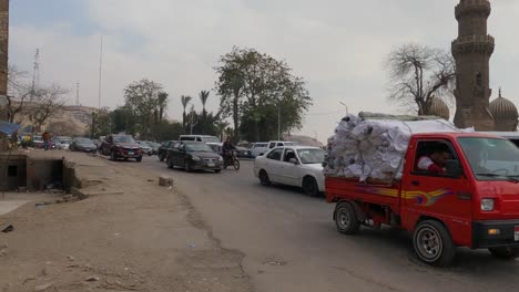 Tráfico-Denso-Pasando-En-El-Centro-De-El-Cairo-En-Egipto