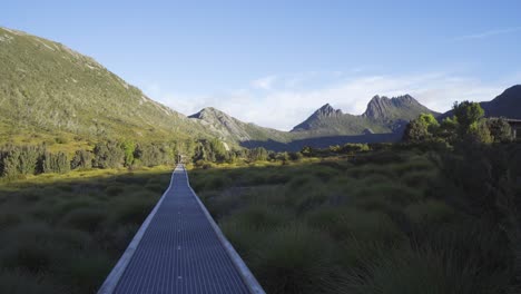 Toma-Panorámica-De-La-Pista-De-Caminata-Larga-A-La-Montaña-Cradle-Por-La-Tarde