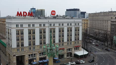 Vista-Aérea-Alrededor-De-Una-Farola-Que-Revela-El-Edificio-Mdm-En-Varsovia,-Polonia---Dando-Vueltas,-Inclinación,-Disparo-De-Drones