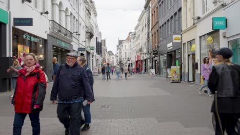 Menschenmenge,-Die-Durch-Die-Belebte-Einkaufsstraße-Lange-Munt-In-Gent,-Belgien,-Läuft