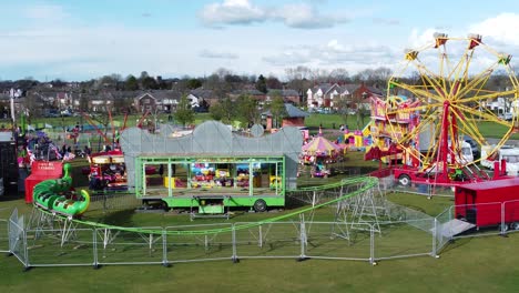 Feria-Familiar-De-Pueblo-Pequeño-Feriado-De-Pascua-Paseos-Coloridos-En-Parque-Público-Vista-Aérea