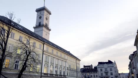 Lemberg,-Ukraine,-Historisches-Gebäude-Bei-Sonnenuntergang