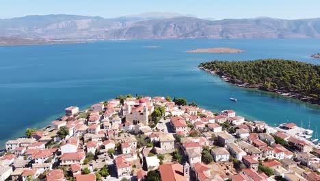 Pintoresco-Pueblo-Marino-Galaxidi-En-Fokida,-Grecia-Continental---Antena-De-Marcha-Atrás