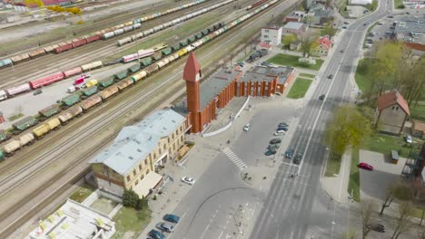 Bahnhof-Heller-Backstein-Alte-Und-Rote-Backsteinneubauten-In-Der-Stadt-Klaipeda