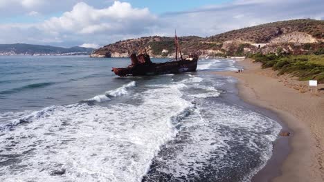 Schiffswrack-Dimitrios-Am-Strand-Von-Valtaki,-Peloponnes,-Griechenland---Luftaufnahme-Nach-Vorne