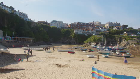 Familien-Genießen-Den-Sandstrand-Von-Newquay-Harbour,-Cornwall,-England