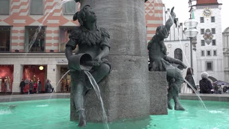 El-Fischbrunnen-En-Marienplatz-Es-Un-Famoso-Punto-De-Encuentro-Y-Punto-De-Referencia