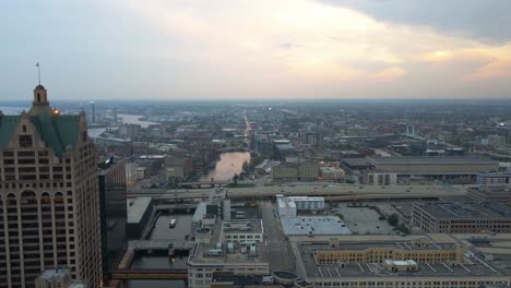 Vista-Aérea-Del-Río-Milwaukee-Y-El-Paisaje-Urbano,-Malhumorado-Atardecer-En-Wisconsin,-Estados-Unidos