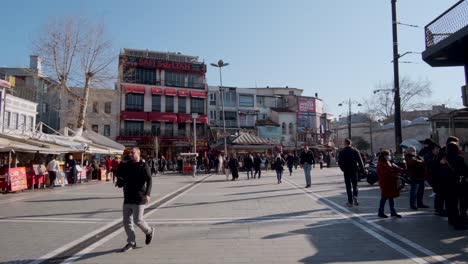 Istanbul,-Türkei---2.-Januar-2022:-Menschen-Gehen-In-Istanbul-In-Der-Nähe-Des-Großen-Basars-Spazieren